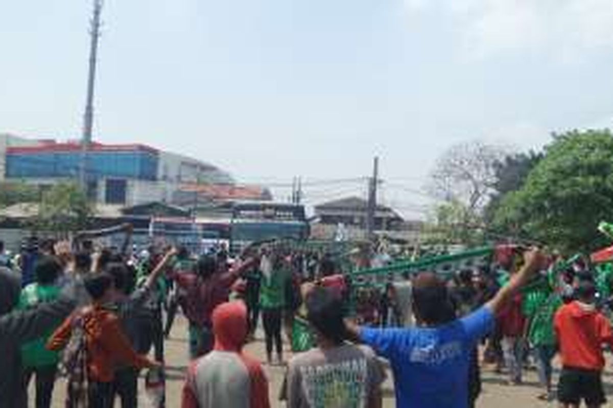 Selasa (2/8/2016), ratusan pendukung Persebaya Surabaya, Bonek tiba di Stadion Tugu, Jakarta Utara