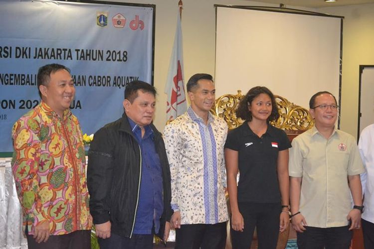 Ketua umum PB PRSI, Anindya Bakrie (tengah) bersama ketua umum Pengprov PRSI DKI, Erwin Eka Kurniawan (kiri), Ketua Komisi E DPRD DKI, Syahrial dna Ketua KONI DKI, Djamhuron.