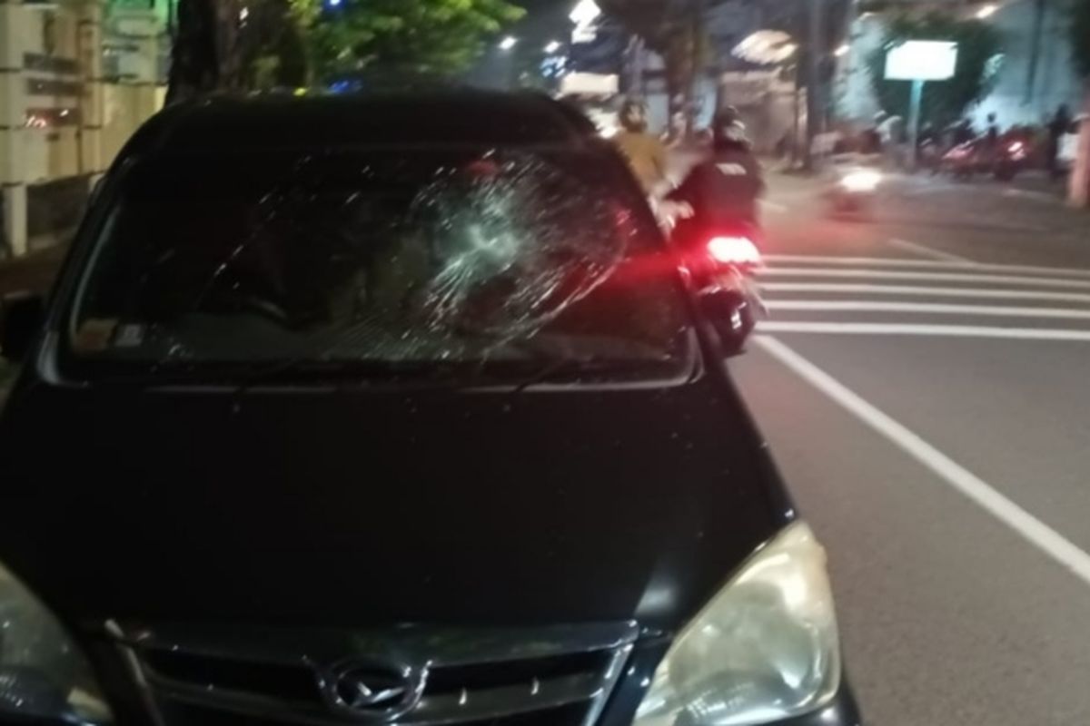 Pengemudi Mobil Jadi Korban Pelemparan Batu di Kebayoran Lama, Rabu (18/5/2022) sore.