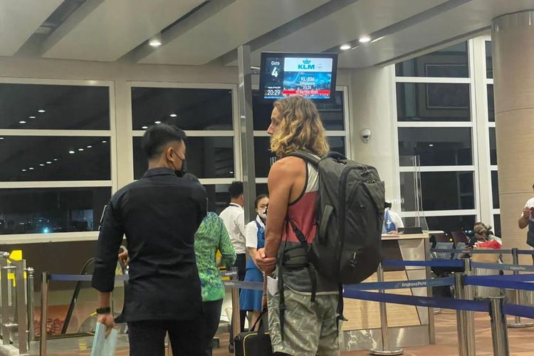 Petugas Imigrasi Kelas I TPI Denpasar mengawal JDC saat dideportasi melalui Bandara Internasional I Gusti Ngurah Rai, Tuban, Badung, Bali, pada Selasa (10/5/2022). /Dok.Humas Kemenkumham Bali