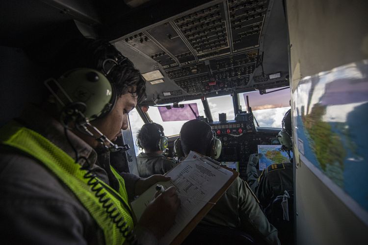 Prajurit TNI AU melaksanakan operasi TMC dengan menggunakan pesawat Cassa C-212 di kawasan udara Ogan Komering Ilir (OKI), Sumatera Selatan.