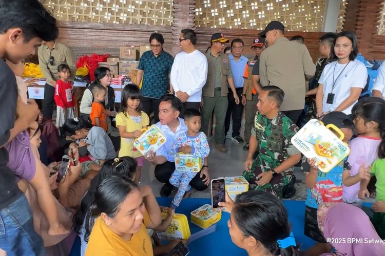 Wakil Presiden (Wapres) RI Gibran Rakabuming saat mengunjungi posko pengungsian korban terdampak banjir di Kota Denpasar, Bali, Jumat (12/9/2025).