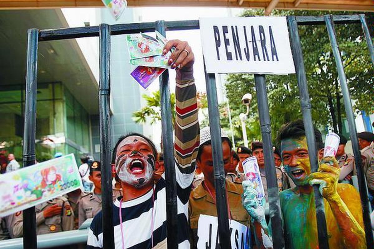 Aksi teatrikal koruptor di balik penjara mewarnai unjuk rasa yang dilakukan oleh barisan rakyat sikat koruptor BLBI di depan Kantor Komisi Pemberantasan Korupsi, Jakarta, Rabu (22/10). Mereka mendukung KPK untuk mengusut tuntas kasus korupsi Bantuan Likuiditas Bank Indonesia (BLBI).  