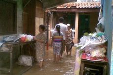 Banjir, Prioritas Warga Kampung Pulo Selamatkan Motor