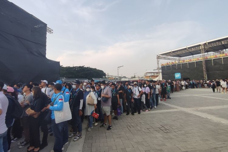Antrean masyarakat yang ingin keluar usai menyaksikan balapan Formula E dari sisi Grandstand di Jakarta International E-Prix Circuit (JIEC), Ancol, Sabtu (4/6/2022) sore.