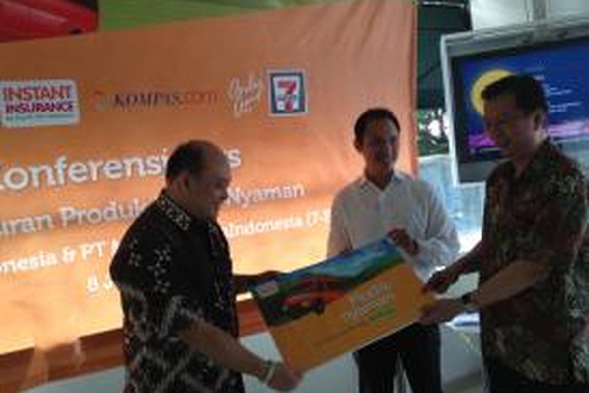 Dari kiri ke kanan: Digital Group Director Kompas Gramedia Edi Taslim, President Director PT Modern Putra Indonesia Henri Honoris dan Technical director PT Equity Life Indonesia David Soetadi saat peluncuran produk Asuransi Instan Mudik Nyaman di Seven Eleven Matraman Jakarta, Senin (8/7/2013).