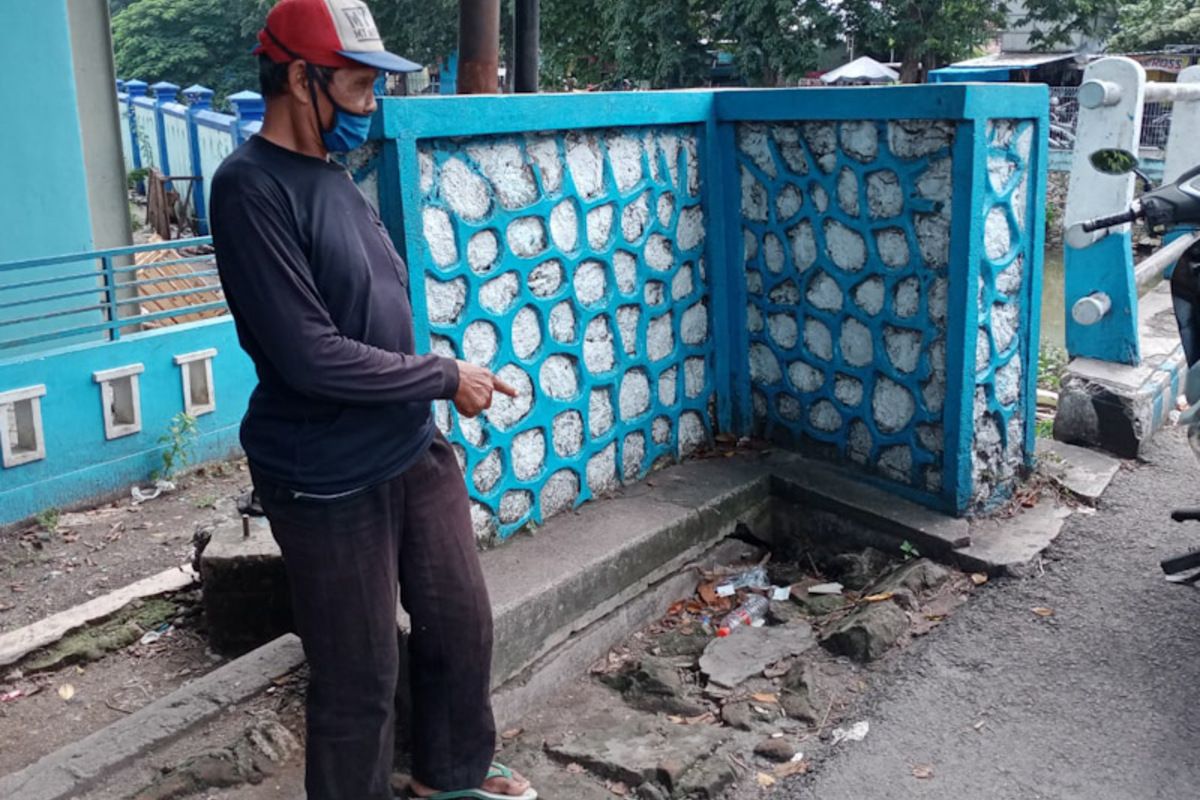 Hari menunjukkan tempat dirinya menemukan bungkusan berisi senjata api rakitan dan puluhan peluru.