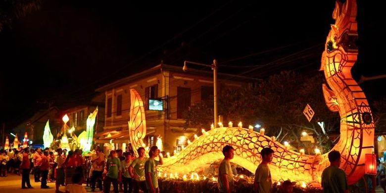 Parade perahu lampu di Luang Prabang, Laos.