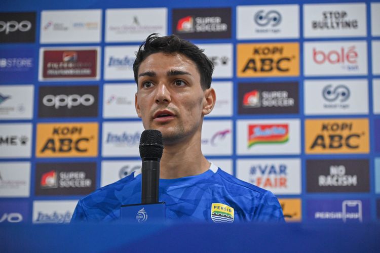Bek Persib Bandung asal Italia Federico Barba dalam sesi konferensi pers jelanga laga Persib vs Bhayangkara FC yang akan berlangsung pada Minggu (21/12/2025) di Stadion Gelora Bandung Lautan Api (GBLA), dalam laga pekan ke-15 Super League 2025-2026.