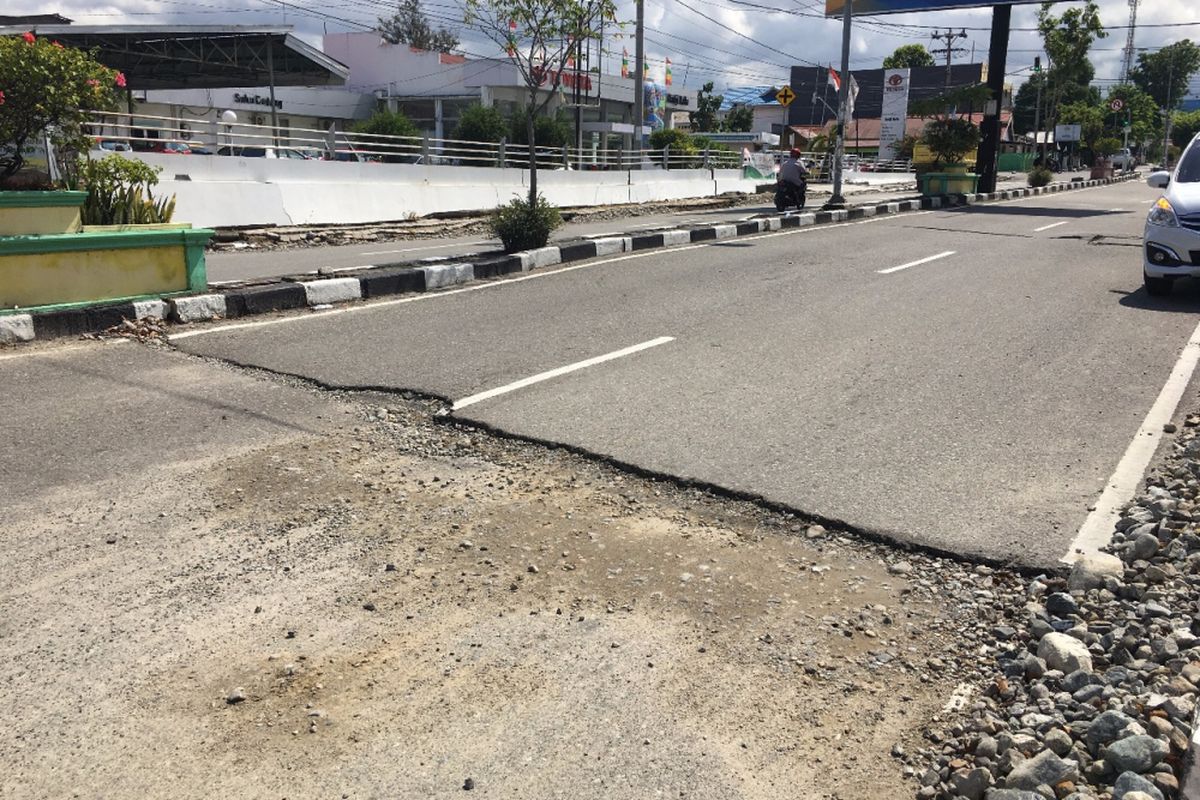 Tim Satgas Bencana Gempa dan Tsunami Palu-Sigi-Donggala Ditjen Bina Marga Kemen PUPR bersama 7 Badan Usaha Milik Negara (BUMN) kontruksi yang berfungsi sebagai kontraktor memulihkan berbagai jalan dan jembatan di Sulawesi Tengah
