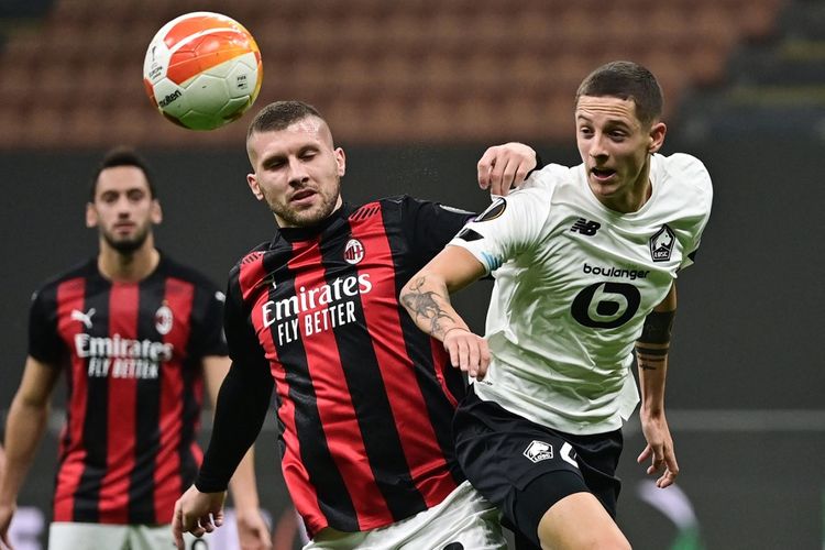 Penyerang AC Milan, Ante Rebic, berduel dengan bek Lille, Sven Botman, pada laga Grup H Liga Europa di Stadion San Siro, Milan, pada 5 November 2020.