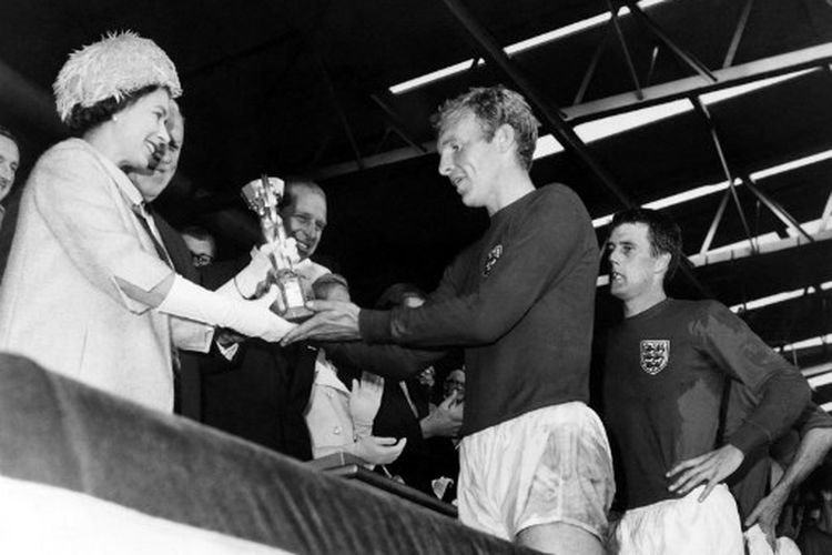 Ratu Elizabeth II ketika menyerahkan trofi Piala Dunia 1966 kepada kapten timnas Inggris, Bobby Moore, di Stadion Wembley. Ratu Elizabeth II meninggal dunia pada Jumat (9/9/2022 dini hari WIB.