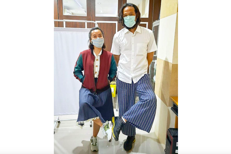 Pasangan artis Widi Mulia dan Dwi Sasono berpose bersama di sela sidang pembacaan tuntutan terhadap Dwi dalam kasus kepemilikan narkoba, Rabu (23/9/2020). Dwi Sasono menjalani sidang dari RSKO Cibubur, Jakarta Timur.