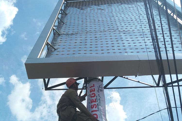 Satpol PP Tangsel Segel Ulang Lima Reklame Tak Berizin pada Kamis (14/7/2022).