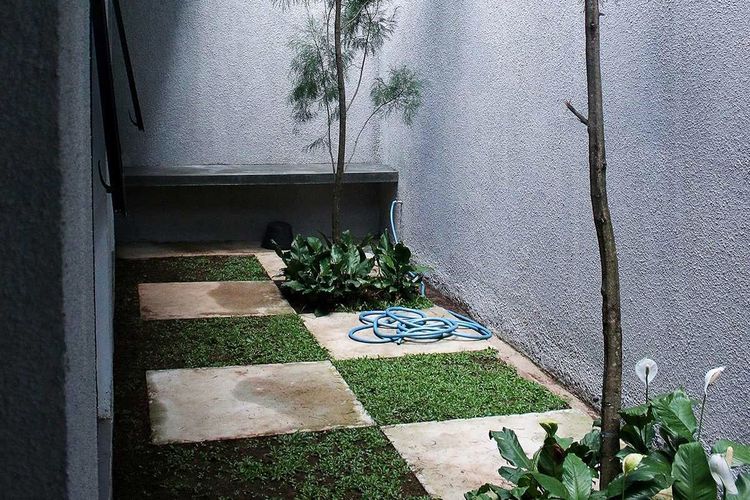 Taman Rumah Minimalis A+A House di Bandung Karya LUWIST Spatial 

