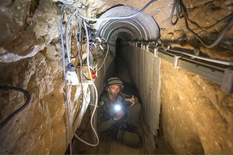 Seorang perwira militer Israel mengajak wartawan tur memasuki terowongan yang diduga digunakan oleh kelompok Palestina untuk serangan lintas batas, di perbatasan Israel-Gaza pada 25 Juli 2014.