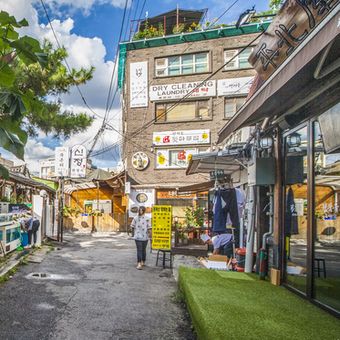 Ilustrasi salah satu sudut di Insadong, tempat belanja di Seoul, Korea Selatan.