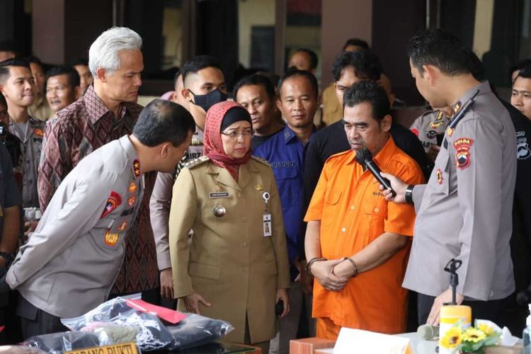 Gubernur Jateng Ga jar Pranowo menginterogasi tersangka pemerkosaan belasan santri di Batang, Selasa (11/4/2023).