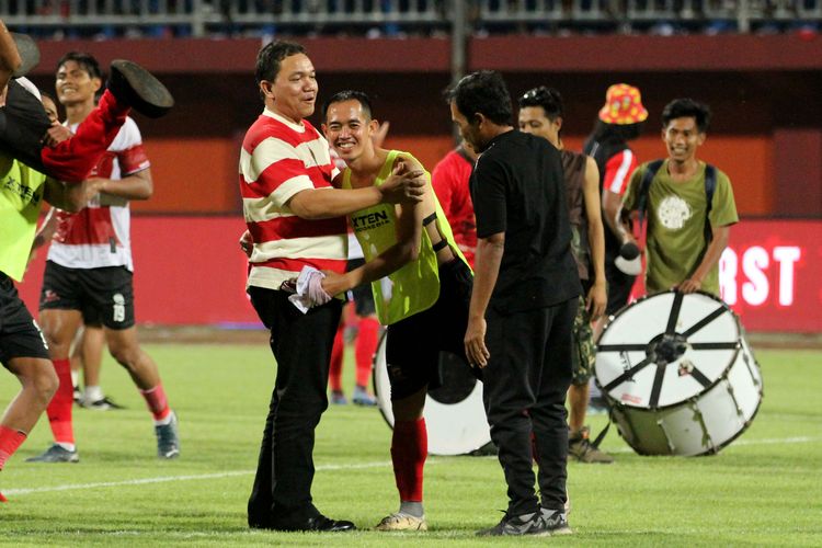 Presiden klub Madura United Achsanul Qosasi memeluk Slamet Nurcahyo seusai pertandingan pekan 1 Liga 1 2022-2023 melawan Barito Putera yang berakhir dengan skor 8-0 di Stadion Gelora Madura Ratu Pamelingan Pamekasan, Sabtu (23/7/2022) malam. 