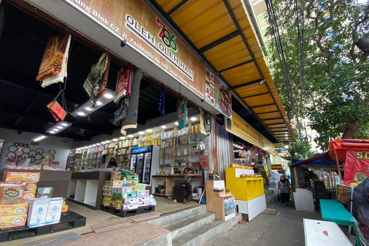 Salah satu toko oleh-oleh haji di blok C2 Pasar Tanah Abang, Jakarta Pusat, yang bisa ditemukan di pinggir jalan. 