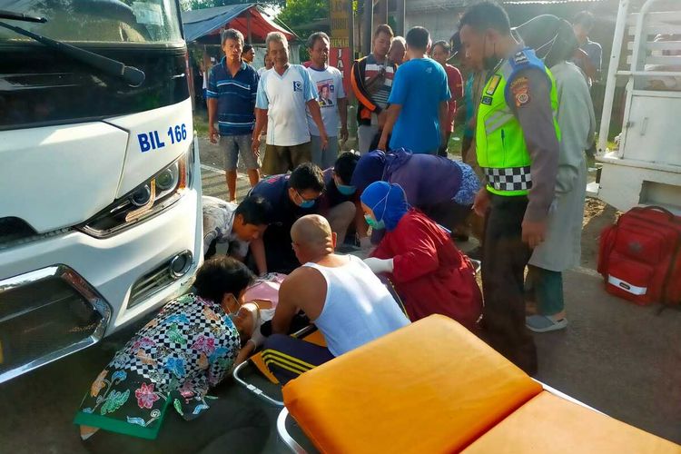 Pengendara motor tertabrak bus di Kilometer 17,5 Jalan Yogya-Wates, Pedukuhan Klebakan, Kalurahan Salamrejo, Kapanewon Sentolo, Kabupaten Kulon Progo, Daerah Istimewa Yogyakarta. Satu tewas dan satu lagi pengendara luka berat hingga harus dirawat di RSUD Nyi Ageng Serang.