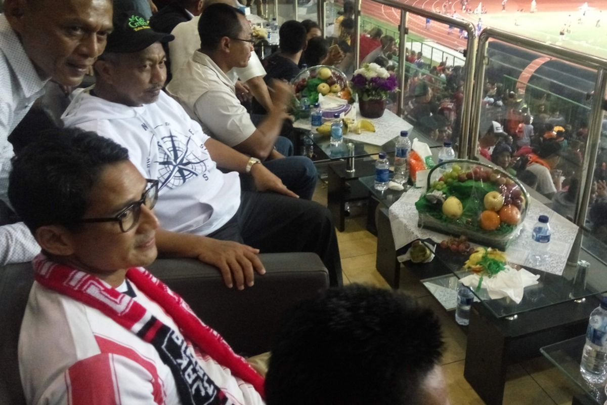 Calon wakil gubernur DKI Jakarta, Sandiaga Uno saat menyaksikan pertandingan sepak bola antara Timnas U-22 melawan Persija Jakarta di Stadion Patriot Bekasi, Jawa Barat, Rabu (5/4/2017).