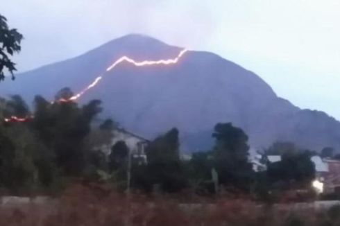 Antisipasi Api Menjalar ke Permukiman, Warga Sekitar Bukit Anak Dara Buat Sekat
