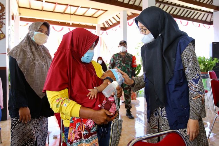 Bupati Banyuwangi Ipuk Fiestiandani saat penyaluran bansos, di Kantor Desa Watukebo, Selasa (31/8/2021),