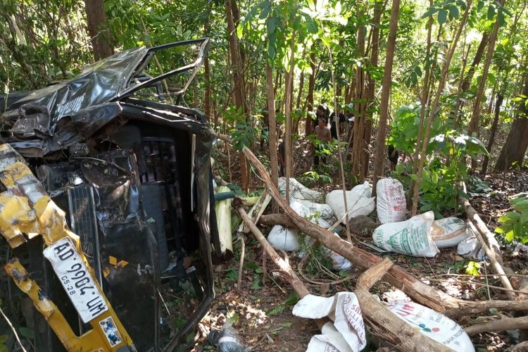 Mobil kecelakaan di Jalan Pucung- Muntuk,tepatnya di Padukuhan Banjarharjo II, Kalurahan Muntuk, Kapanewon Dlingo, Bantul, DI Yogyakarta. Jumat (8/9/2023).