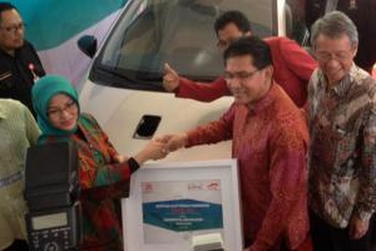 Toyota menyumbangkan satu unit mobil pada Universitas Hasanuddin, Makassar.