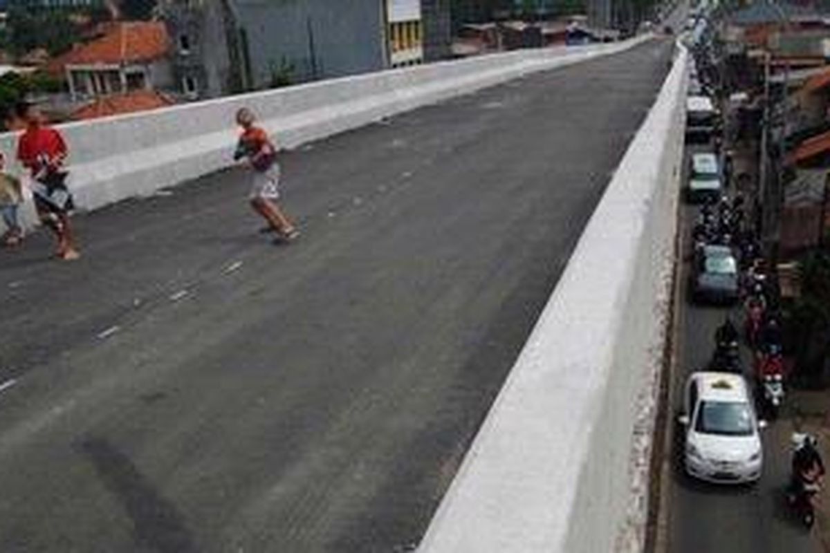 Jembatan Kalibata di atas Kali Ciliwung ini akan dioperasikan hari ini, Jumat (14/1/2011). Jembatan yang dibangun sejak dua tahun lalu itu diharapkan bisa mengatasi kemacetan di kawasan itu, terutama saat Ciliwung meluap.