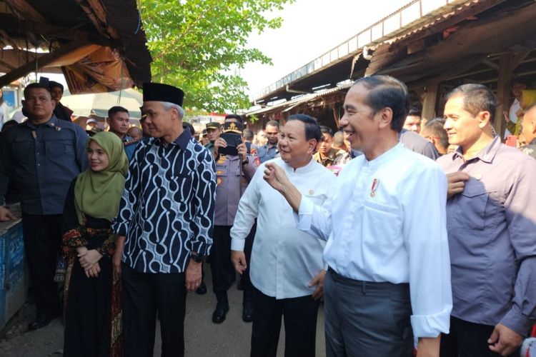 Presiden Joko Widodo blusukan bersama Menteri Pertahanan Prabowo Subianto dan Gubernur Jawa Tengah Ganjar Pranowo di Pasar Grogolan,  Pekalongan, Jawa Tengah pada Selasa (29/8/2023).