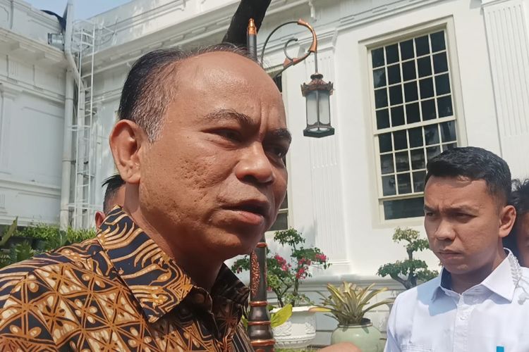 Menkominfo Budi Arie Setiadi di Kompleks Istana Kepresidenan, Jakarta, Senin (24/6/2024).