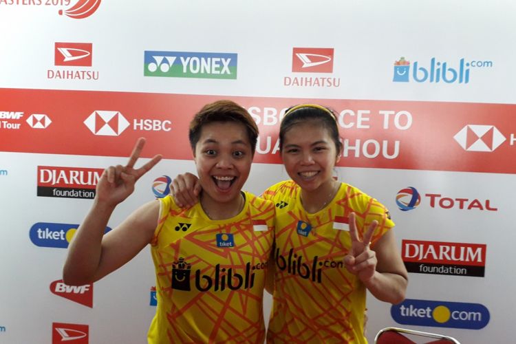 Pasangan ganda putri Indonesia, Greysia Polii dan Apriyani Rahayu usai bertanding di babak kedua Indonesia Masters 2019 di Istora Senayan, Jakarta, Kamis (24/1/2019)