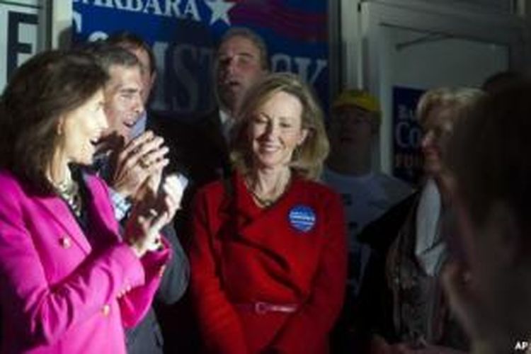 Kandidat dari Partai Republik Barbara Comstock (tengah) sebelum berbicara di kampanye Get Out the Vote di Sterling, Virginia, Senin (3/11/2014) waktu AS.