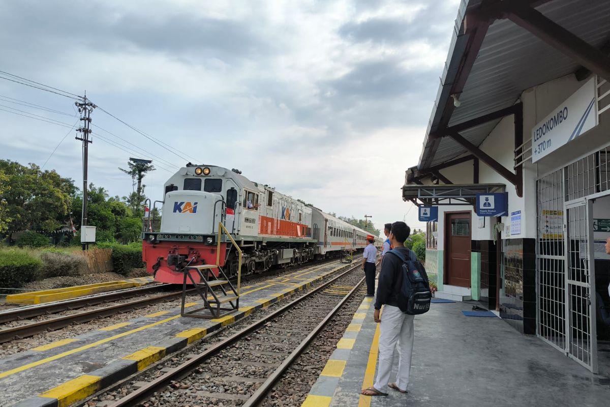 Kereta api Pandanwangi relasi Jember-Ketapang datang di Stasiun Ledokombo, Jember, Rabu (13/8/2025).