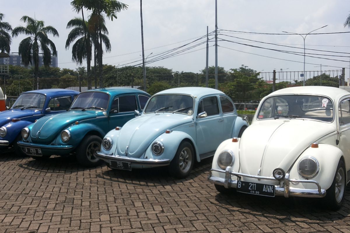 Deretan mobil klasik milik anggota Perhimpunan Penggemar Mobil Kuno Indonesia (PPMKI) yang hadir saat acara kumpul bareng di Pondok Indah, Jakarta Selatan, Minggu (4/3/2018).