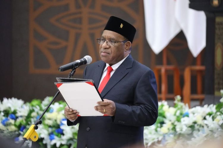 Wamendagri John Wempi Wetipo saat melantik anggota MRP Provinsi Papua sisa masa jabatan 2017-2022 di Sasana Krida Kantor Pemerintah Provinsi (Pemprov) Papua, Jayapura, Jumat (30/9/2022). 