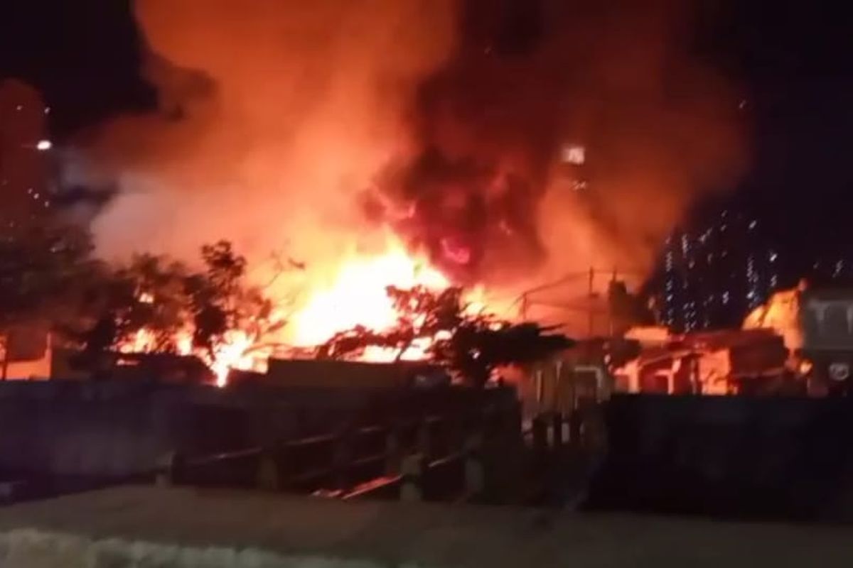 Rumah warga di Jalan Sunter Jaya Pulo besar I, Kelurahan Sunter Jaya, Kecamatan Tanjung Priok, Jakarta Utara, terbakar pada Jumat (31/12/2021) malam. 