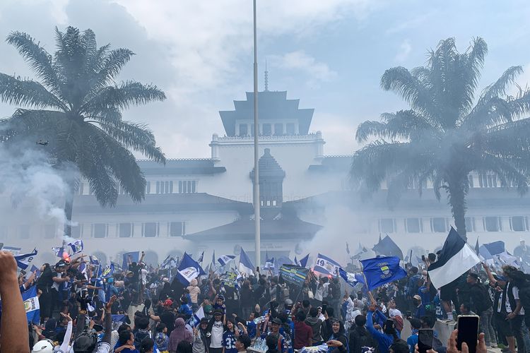 Suasana di Gedung Sate, saat tim juara Liga 1 2024-2025 Persib Bandung tiba pasca pawai, Minggu (25/5/2025). 