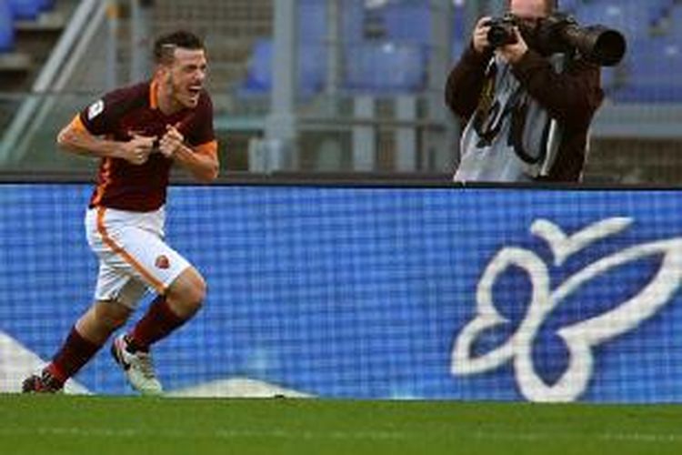 Gelandang AS Roma, Alessandro Florenzi, merayakan golnya ke gawang Genoa pada lanjutan Serie A di Stadion Olimpico, Minggu (20/12/2015).