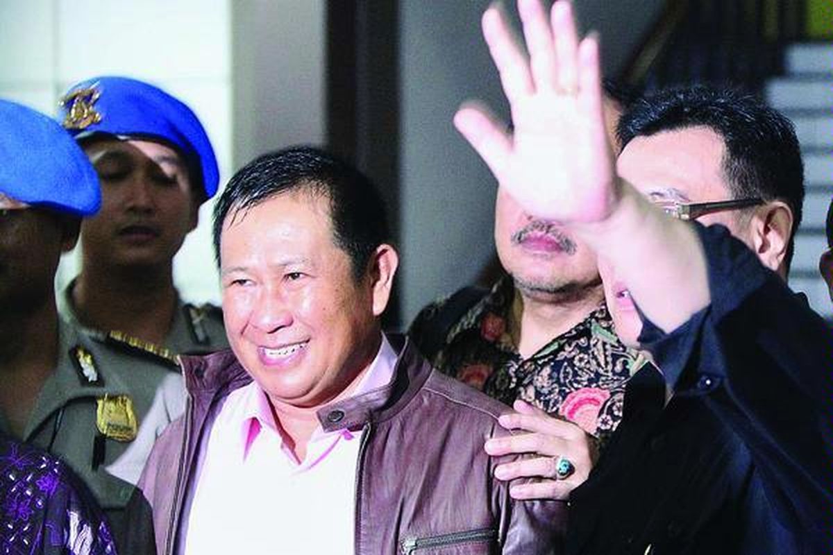 Mantan Kepala Badan Reserse Kriminal Polri Komjen Susno Duadji meninggalkan Pusat Provos Polri seusai diperiksa Propam Polri, Senin (12/4) malam.