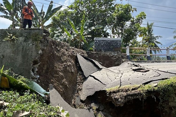 Jembatan Penghubung di Bogor Ambles Diterjang Longsor, Akses Warga Terputus