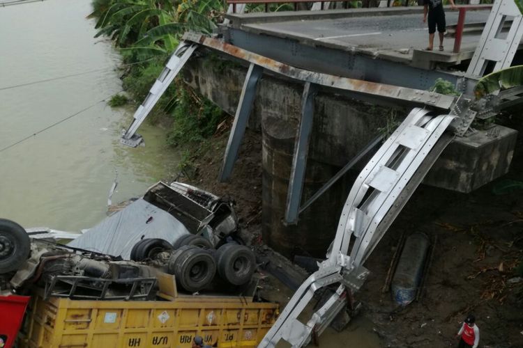 Jembatan nasional Babat-Widang yang menghubungkan Kabupaten Lamongan dan Kabupaten Tuban, Jawa Timur, ambruk, Selasa (17/4/2018) sekitar pukul 10.50 WIB. Tiga truk dan satu motor terjun ke Sungai Bengawan Solo akibat ambruknya jembatan. Dua korban untuk sementara dilaporkan tewas.