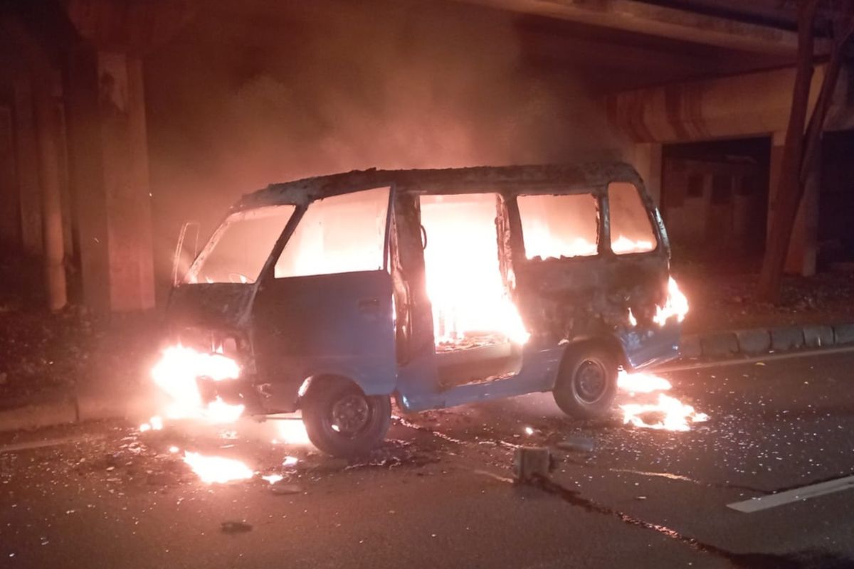 Penampakan angkot yang terbakar di Jalan TB Simatupang, Kebayoran Lama, Jakarta Selatan, Rabu (28/2/2024).