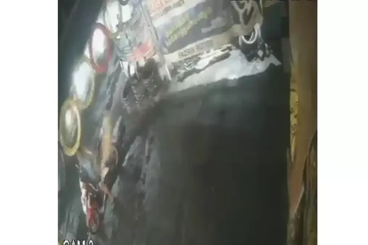 Pria Misterius Lempar Kotoran Manusia ke Toko di Medan, Aksinya Terekam CCTV