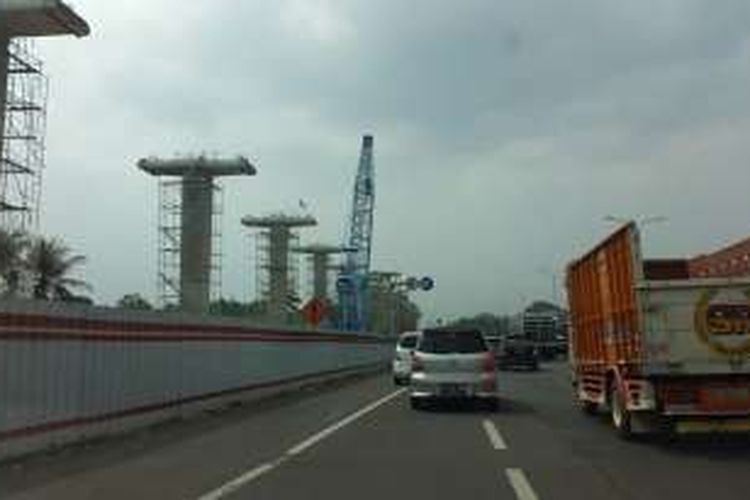 Kondisi terkini proyek LRT Jakarta tahap satu lintas pelayanan Cibubur-Cawang. Foto diambil di Jalan Tol Jagorawi, Jumat (23/9/2016).