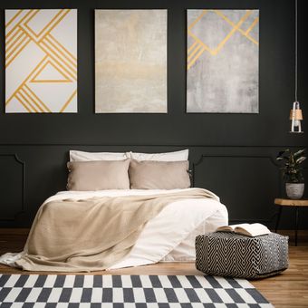 Ilustrasi kamar tidur dengan nuansa warna gelap.