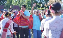 Buka Turnamen Sepak Bola Korpri Se-Sumut, Bobby Nasution Disambut Meriah Masyarakat Samosir