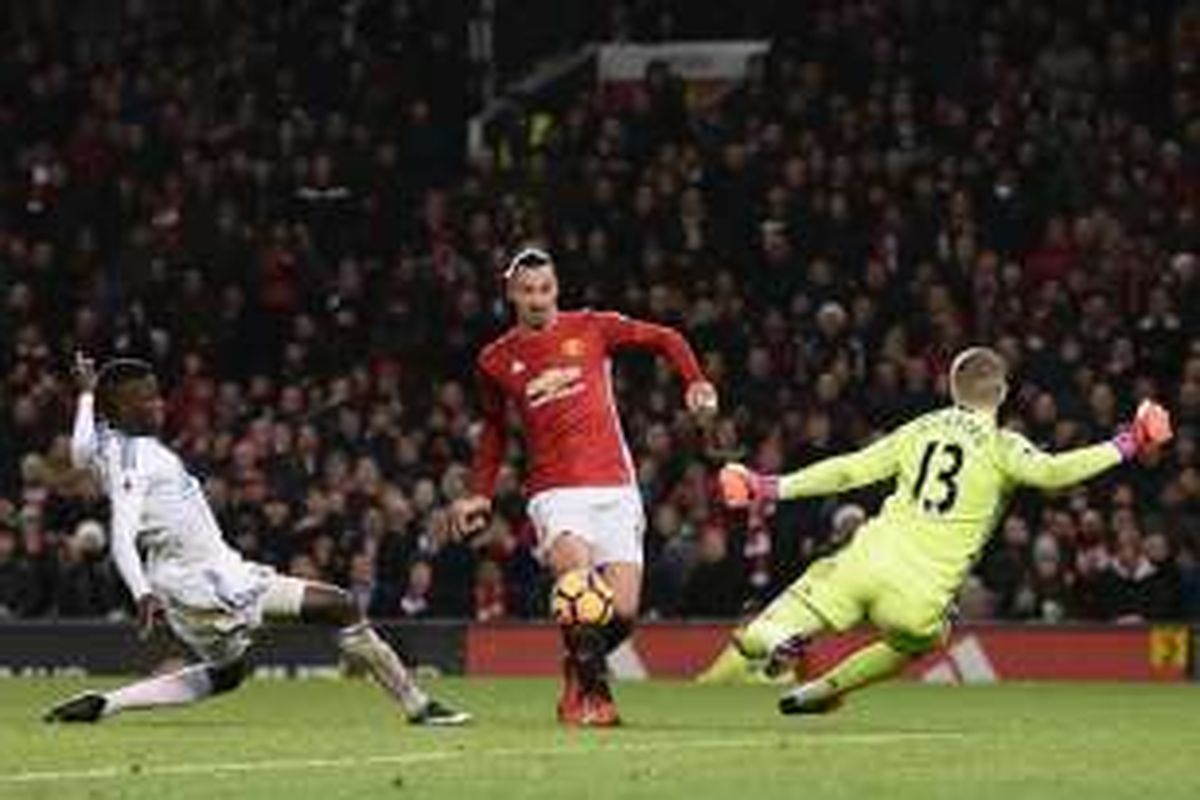 Kiper Sunderland, Jordan Pickford, mencoba menahan laju Zlatan Ibrahimovic pada laga Premier League di Stadion Old Trafford, Senin (26/12/2016). 